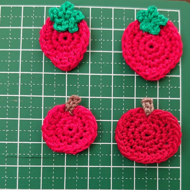 いちご りんご かぎ編み モチーフ 10個 ハンドメイド ハンドメイドの素材/材料(各種パーツ)の商品写真