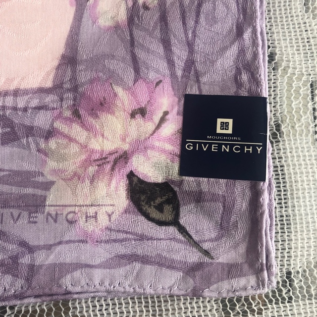 GIVENCHY(ジバンシィ)の【新品未使用品】ジバンシー　花柄ハンカチ レディースのファッション小物(ハンカチ)の商品写真