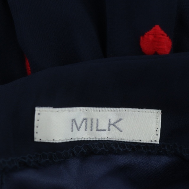 MILK(ミルク)のミルク ハート刺繍ワンピース キャミソール 膝丈 フリル ギャザー 紺 赤 レディースのワンピース(ひざ丈ワンピース)の商品写真