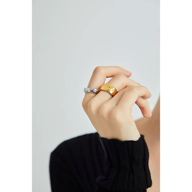 【新品】2色♡♥︎4サイズ展開♥︎♡ キルティングリング 指輪　5mm幅　高見え レディースのアクセサリー(リング(指輪))の商品写真