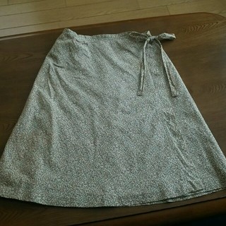 ユニクロ(UNIQLO)の春物 巻きスカート(ひざ丈スカート)