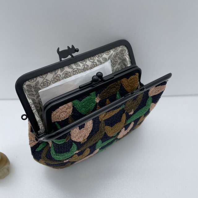mina perhonen(ミナペルホネン)のミナペルホネン ハンドメイドがま口黒猫口金マチありコンパクト親子財布repo ハンドメイドのファッション小物(財布)の商品写真