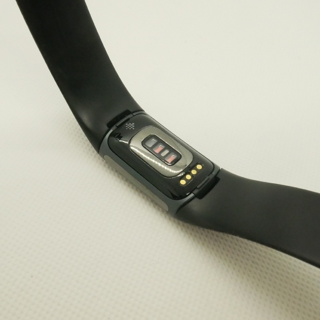 【とまと様専用】fitbit  charge 5 中古品 メンズの時計(腕時計(デジタル))の商品写真