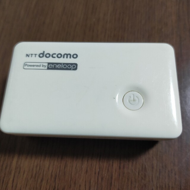 NTTdocomo(エヌティティドコモ)のdocomo　ポケットチャージャー 01 モバイルバッテリー スマホ/家電/カメラのスマートフォン/携帯電話(バッテリー/充電器)の商品写真