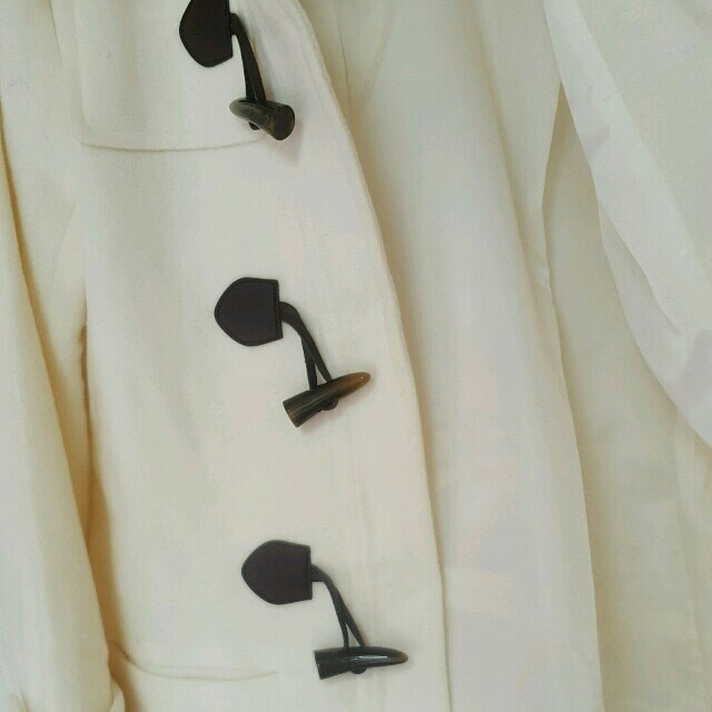 新品　ダッフルコート　白　ホワイト　ウール レディースのジャケット/アウター(ダッフルコート)の商品写真
