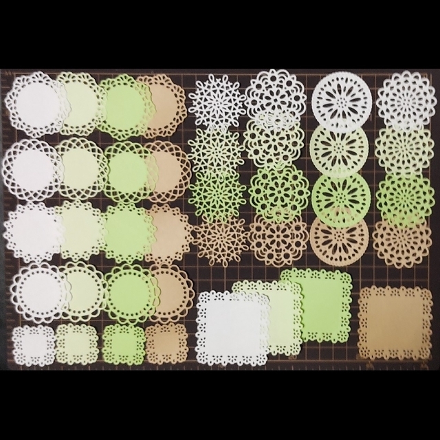 《グリーン2色・クラフト・白》ダイカット【小さなペーパードイリー】形10・色4種 ハンドメイドの素材/材料(各種パーツ)の商品写真
