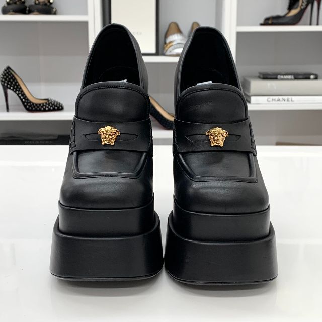 VERSACE(ヴェルサーチ)の5964 ヴェルサーチ レザー ヒール ローファー ブラック レディースの靴/シューズ(ハイヒール/パンプス)の商品写真