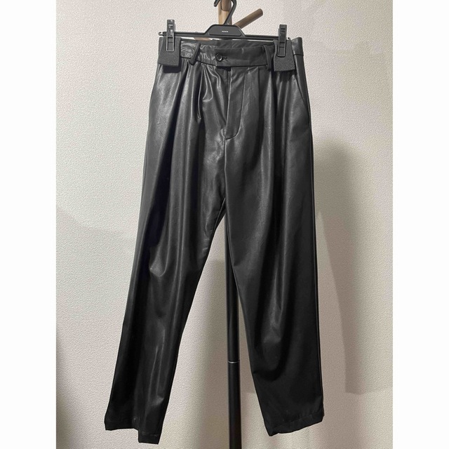 stein(シュタイン)のstein FAKE LEATHER TROUSERS メンズのパンツ(スラックス)の商品写真