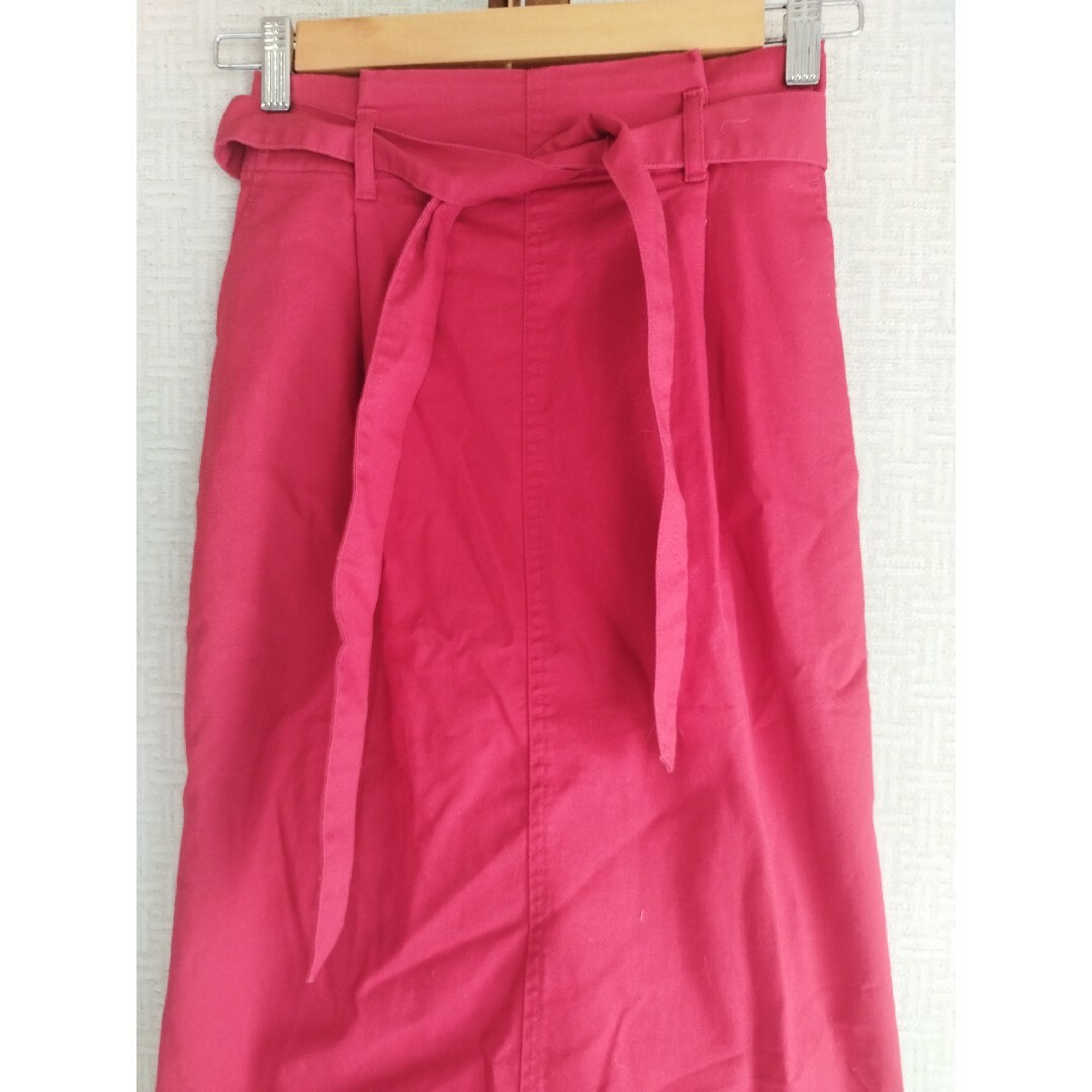 UNIQLO(ユニクロ)の【新品未使用】ユニクロ ハイウエストスカート 赤 S レディースのスカート(ロングスカート)の商品写真
