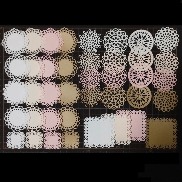 《ピンク2色・クラフト・白》ダイカット【小さなペーパードイリー】形10種・色4種 ハンドメイドの素材/材料(各種パーツ)の商品写真