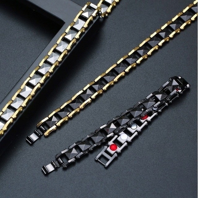 T363新品 ゲルマニウム 磁気 高品質 スタッズ デザインブレスレット 黒×金 メンズのアクセサリー(ブレスレット)の商品写真