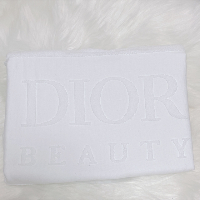 Dior(ディオール)の❤️新品未使用❤️Dior beauty バスタオル ノベルティ インテリア/住まい/日用品の日用品/生活雑貨/旅行(タオル/バス用品)の商品写真