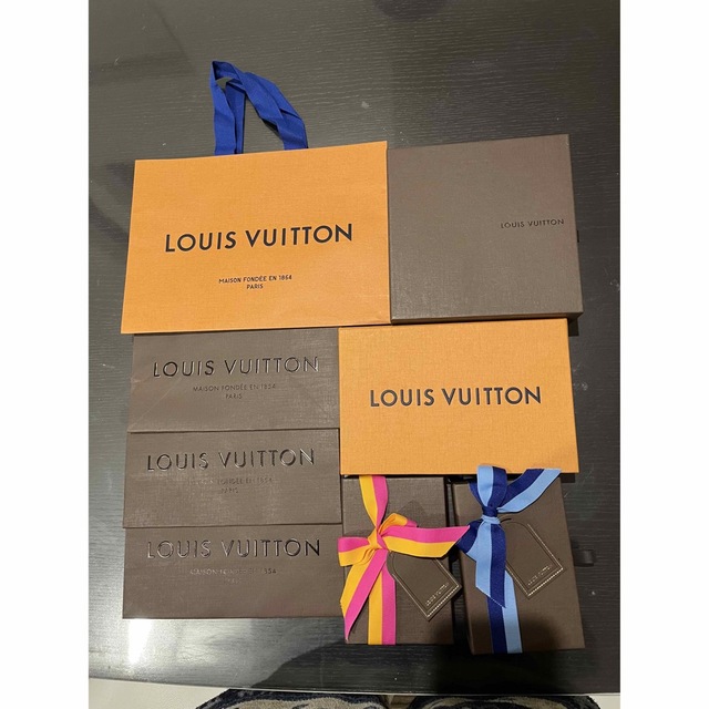 LOUIS VUITTON(ルイヴィトン)のヴィトン　箱4個　紙袋4枚 レディースのバッグ(ショップ袋)の商品写真