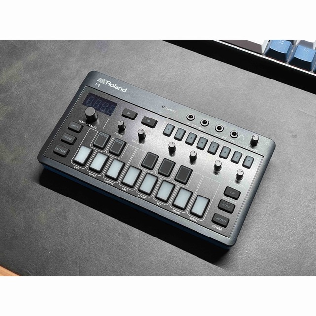 Roland(ローランド)のRoland AIRA J-6 CHORD SYNTHESIZER 美品 楽器の鍵盤楽器(キーボード/シンセサイザー)の商品写真