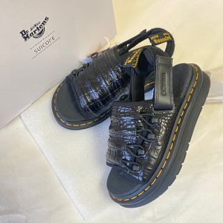 ドクターマーチン(Dr.Martens)のドクターマーチン　サンダル　レディース　クロコ　厚底　黒　ブラック　革　夏　(サンダル)