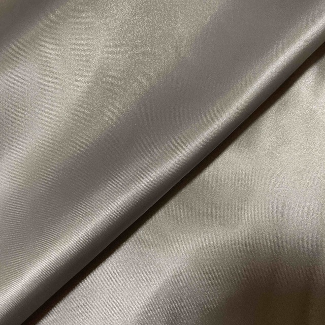 片面光沢グレー系サテン生地　3m ハンドメイドの素材/材料(生地/糸)の商品写真