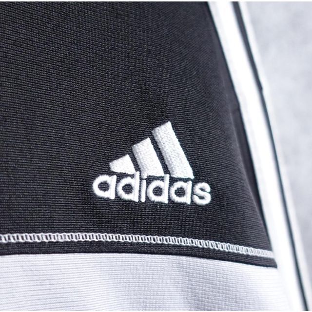 adidas(アディダス)のadidas ブラック　刺繍　デザイン　トラックジャケット　ジャージ メンズのトップス(ジャージ)の商品写真