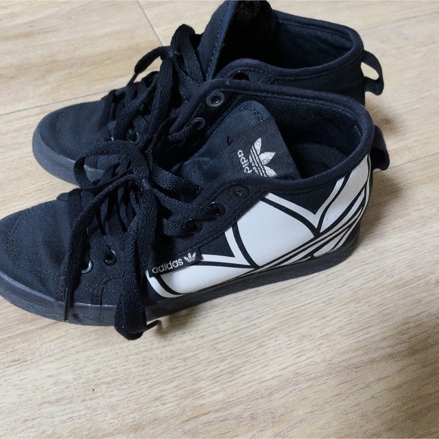 adidas(アディダス)のadidas  スニーカー　インヒール　23cm レディースの靴/シューズ(スニーカー)の商品写真