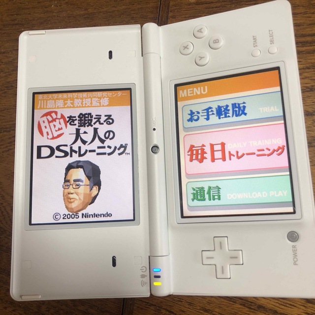 任天堂(ニンテンドウ)のNintendo DS 本体 ニンテンドー DSI WHITE エンタメ/ホビーのゲームソフト/ゲーム機本体(携帯用ゲーム機本体)の商品写真