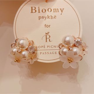 ロペピクニック(Rope' Picnic)のお花型すりガラスとパールが可愛いお呼ばれイヤリング(イヤリング)