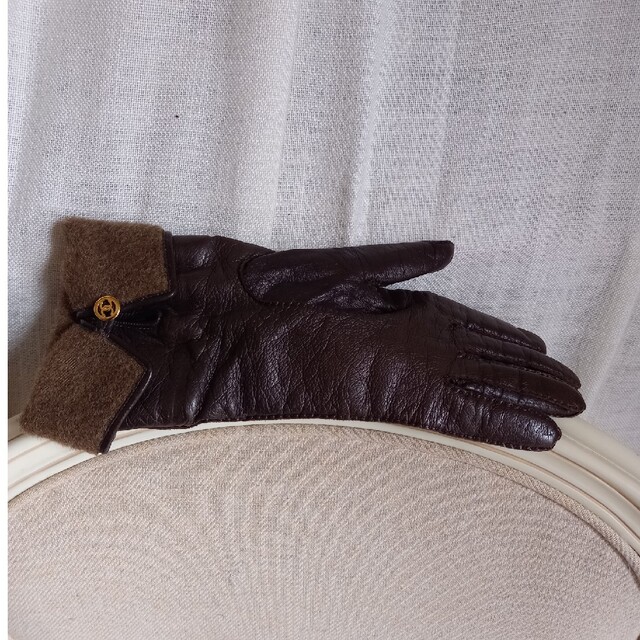CHANEL(シャネル)のグローブホルダーに付けてアクセサリーにCHANEL　皮手袋(内側カシミア)左手 レディースのファッション小物(手袋)の商品写真