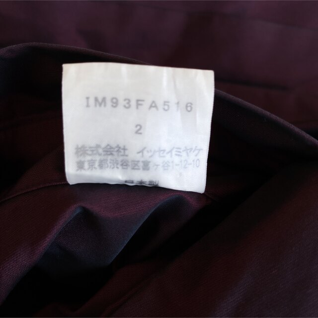 ISSEY MIYAKE(イッセイミヤケ)の【タグ付き】ISSEY MIYAKE ステンカラーコート ボルドー ワインレッド レディースのジャケット/アウター(スプリングコート)の商品写真