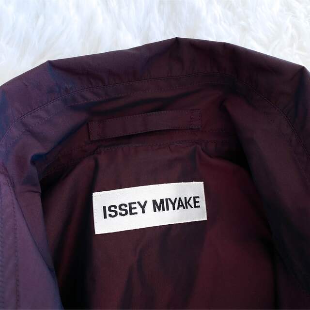 ISSEY MIYAKE(イッセイミヤケ)の【タグ付き】ISSEY MIYAKE ステンカラーコート ボルドー ワインレッド レディースのジャケット/アウター(スプリングコート)の商品写真