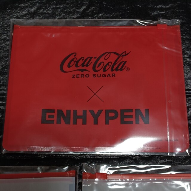 ENHYPEN(エンハイプン)のコカ・コーラ × ＥＮＨＹＰＥＮ　　スライダーポーチ　　　３種類セット エンタメ/ホビーのおもちゃ/ぬいぐるみ(キャラクターグッズ)の商品写真