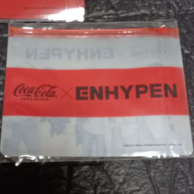 ENHYPEN(エンハイプン)のコカ・コーラ × ＥＮＨＹＰＥＮ　　スライダーポーチ　　　３種類セット エンタメ/ホビーのおもちゃ/ぬいぐるみ(キャラクターグッズ)の商品写真