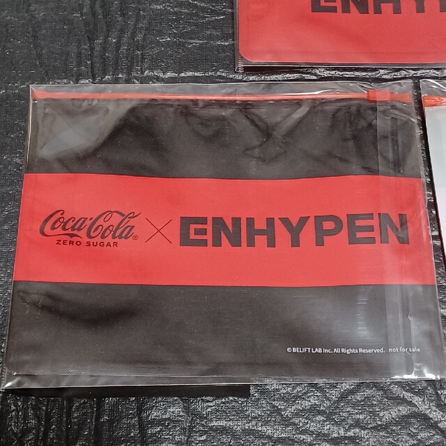 ENHYPEN(エンハイプン)のコカ・コーラ × ＥＮＨＹＰＥＮ　　スライダーポーチ　　　３種類セット エンタメ/ホビーのおもちゃ/ぬいぐるみ(キャラクターグッズ)の商品写真