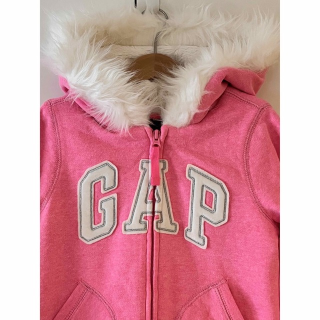 GAP Kids(ギャップキッズ)の【送料込み】GapKidsのファー付きピンクパーカー キッズ/ベビー/マタニティのキッズ服女の子用(90cm~)(ジャケット/上着)の商品写真