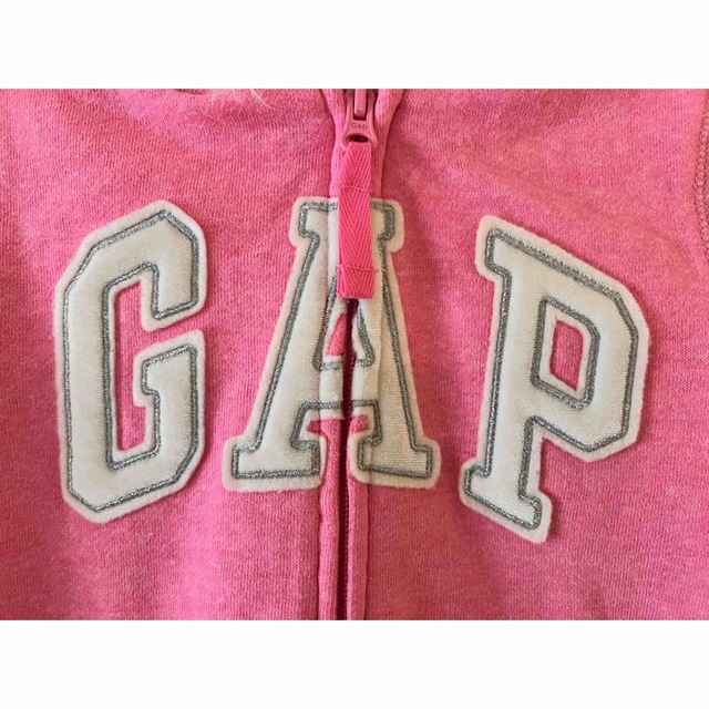 GAP Kids(ギャップキッズ)の【送料込み】GapKidsのファー付きピンクパーカー キッズ/ベビー/マタニティのキッズ服女の子用(90cm~)(ジャケット/上着)の商品写真