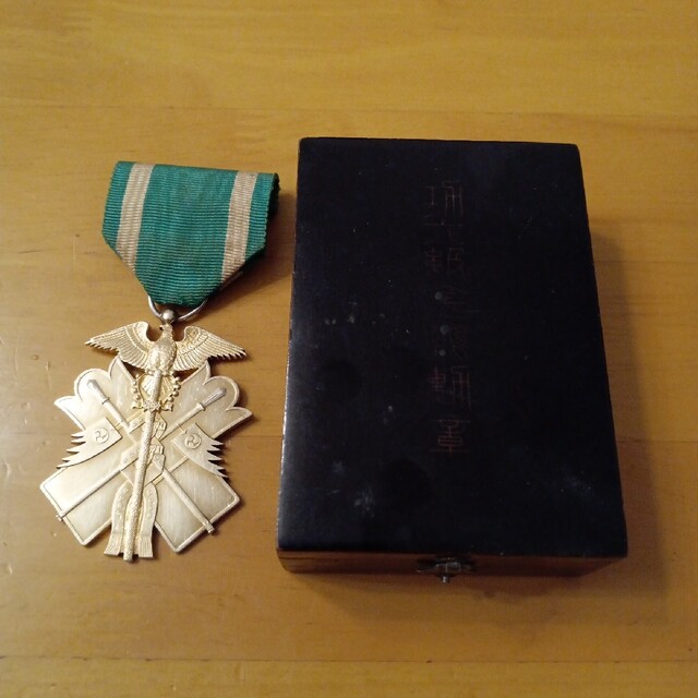 美品】功六級金鵄勲章 明治勲章 徽章 共箱入 大正後期〜昭和初期 美品】功六級金鵄勲章 明治勲章 徽章 共箱入 大正後期〜昭和初期