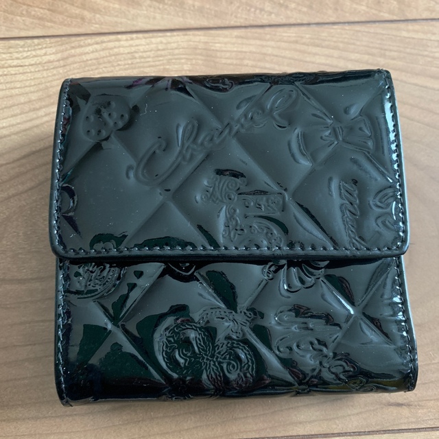 CHANEL(シャネル)のCHANEL シャネル　エナメル アイコン　二つ折り財布黒　マトラッセ レディースのファッション小物(財布)の商品写真