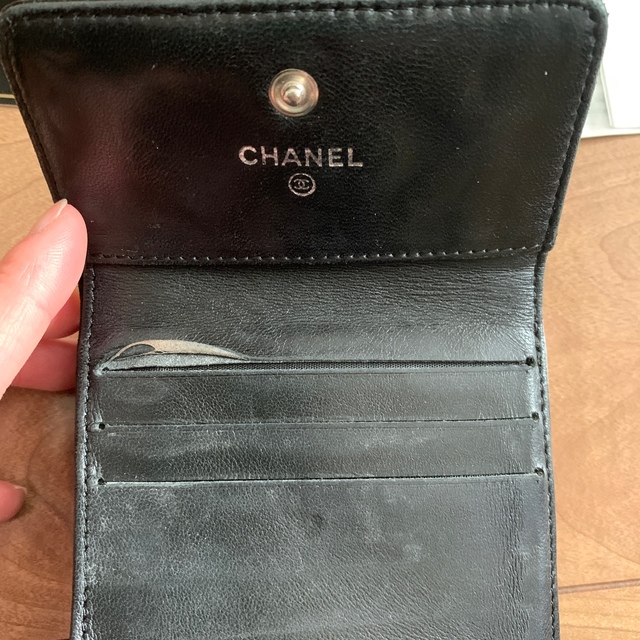 CHANEL(シャネル)のCHANEL シャネル　エナメル アイコン　二つ折り財布黒　マトラッセ レディースのファッション小物(財布)の商品写真