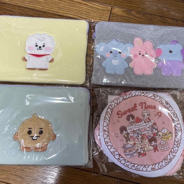 BT21(ビーティーイシビル)の【新品】BT21 TinyTAN ポーチセット BTS エンタメ/ホビーのタレントグッズ(アイドルグッズ)の商品写真