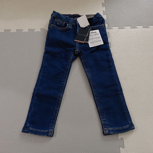 TOMMY HILFIGER(トミーヒルフィガー)の【新品・未使用】トミーヒルフィガー ジーンズ 90サイズ キッズ/ベビー/マタニティのキッズ服男の子用(90cm~)(パンツ/スパッツ)の商品写真