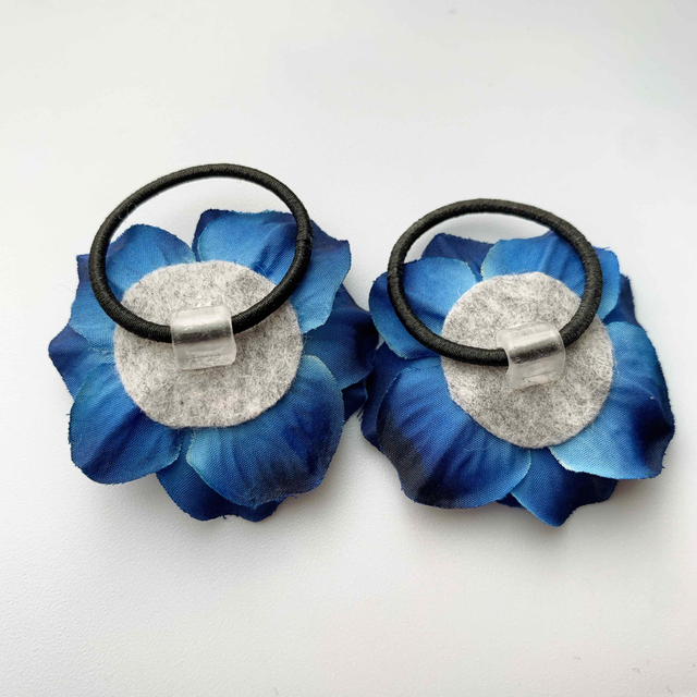 お花 フラワー ヘアゴム コットンパール風 造花 花 青 ハンドメイドのアクセサリー(ヘアアクセサリー)の商品写真