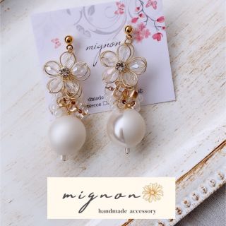 《ワイヤーフラワー✿&韓国ハーフパールピアス white》(No.126)(ピアス)