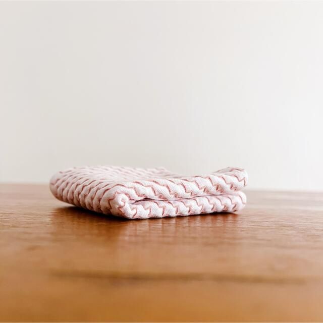 ふわとろ刺し子ハンカチ　段つなぎ ピンク ハンドメイドのファッション小物(ハンカチ/バンダナ)の商品写真