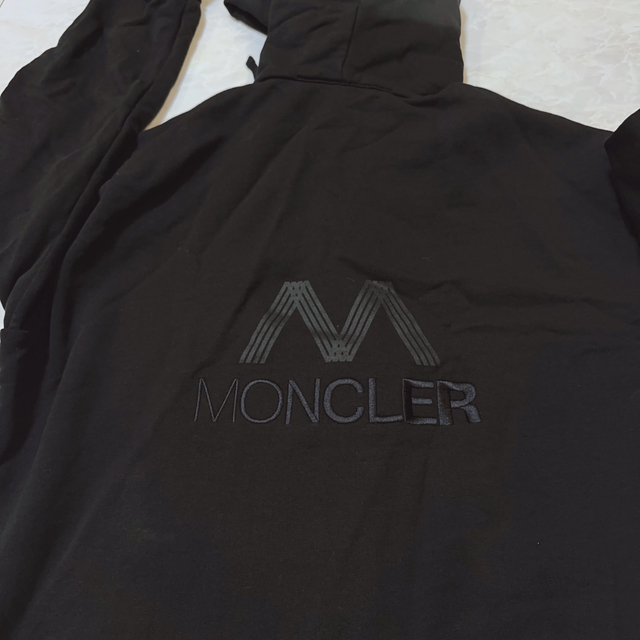 MONCLER(モンクレール)のモンクレール　モンクレー　パーカー　メンズ　フード　ロゴ　大人　ラフ メンズのトップス(パーカー)の商品写真