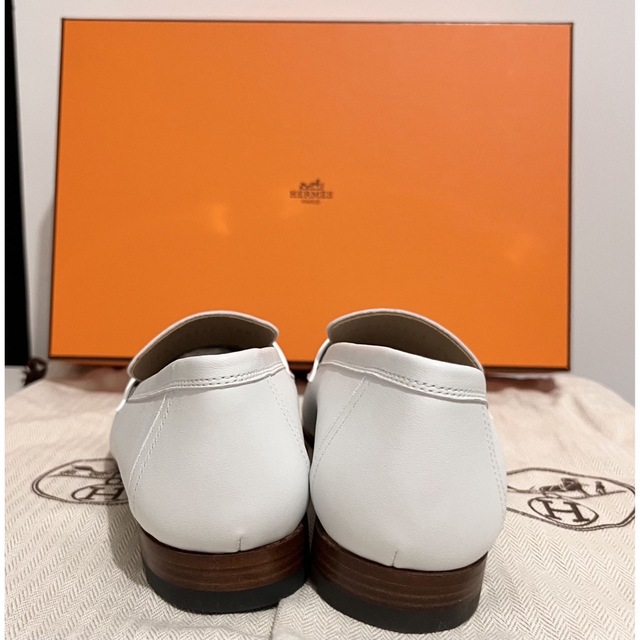 Hermes(エルメス)の新品未使用　エルメス　ロワイヤル　ローズゴールド　ホワイト レディースの靴/シューズ(ローファー/革靴)の商品写真