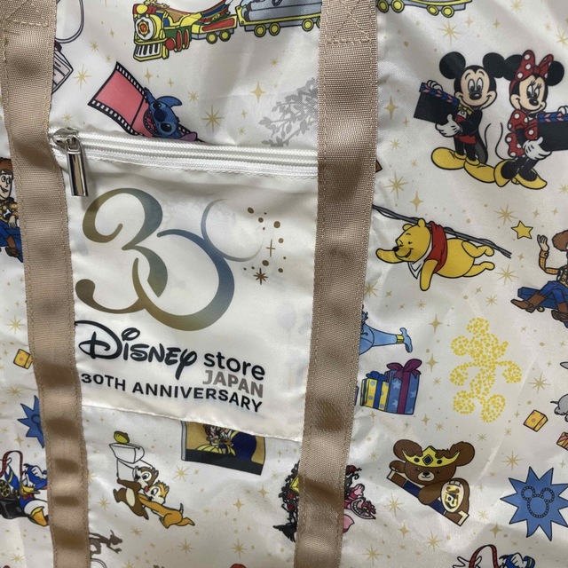 Disney(ディズニー)の新品タグ付きディズニーストア30周年トートバッグ エンタメ/ホビーのおもちゃ/ぬいぐるみ(キャラクターグッズ)の商品写真