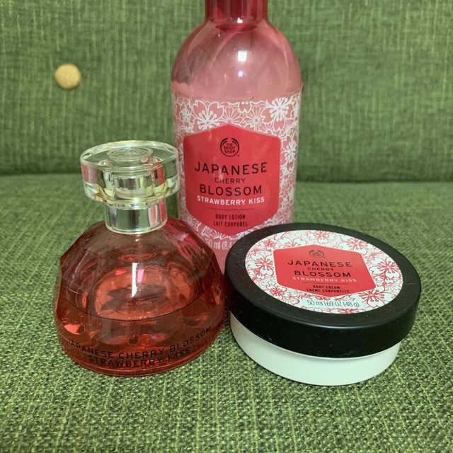 THE BODY SHOP(ザボディショップ)のボディショップ ジャパニーズチェリーブロッサム3つセット コスメ/美容の香水(香水(女性用))の商品写真