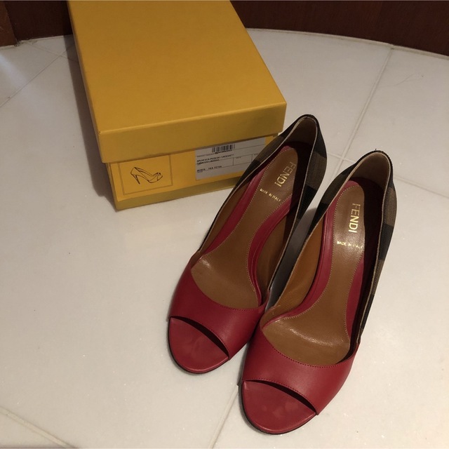 FENDI(フェンディ)の美品　FENDIオープントゥパンプス　red レディースの靴/シューズ(ハイヒール/パンプス)の商品写真