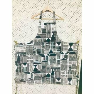 マリメッコ(marimekko)の最終【新品タグ付／入手困難】マリメッコ　エプロン モノクロ(収納/キッチン雑貨)