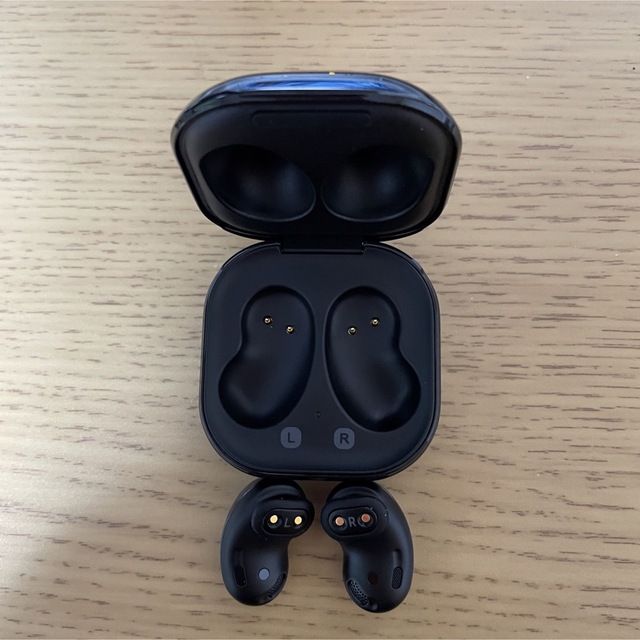 SAMSUNG(サムスン)の【専用】Samsung Galaxy　Buds Live ブラック スマホ/家電/カメラのオーディオ機器(ヘッドフォン/イヤフォン)の商品写真