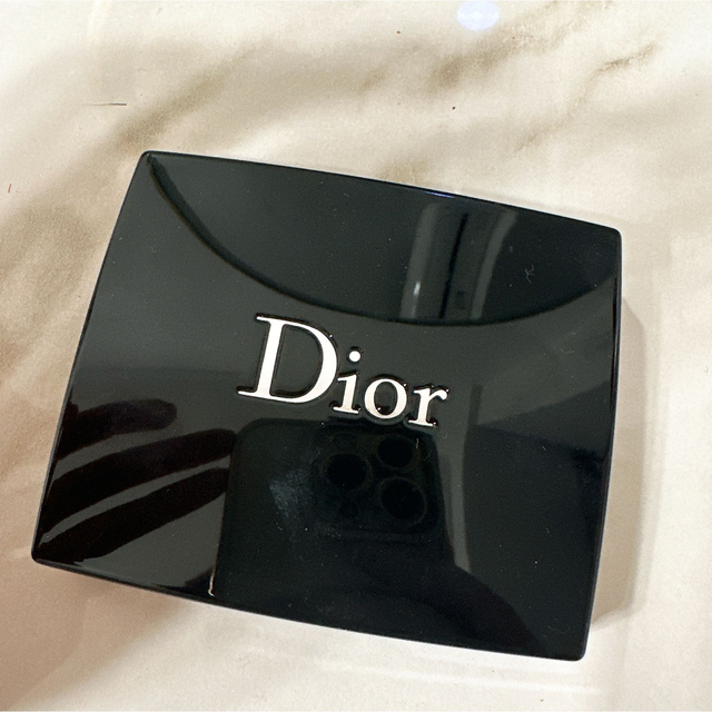 Dior(ディオール)の857 RUBY サンククルールアイシャドウ コスメ/美容のベースメイク/化粧品(アイシャドウ)の商品写真