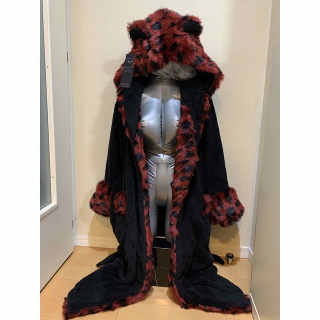 【新品】SPIRIT HOODS 猫耳フードつきフェイクファーコート ガウン黒赤 レディースのルームウェア/パジャマ(ルームウェア)の商品写真