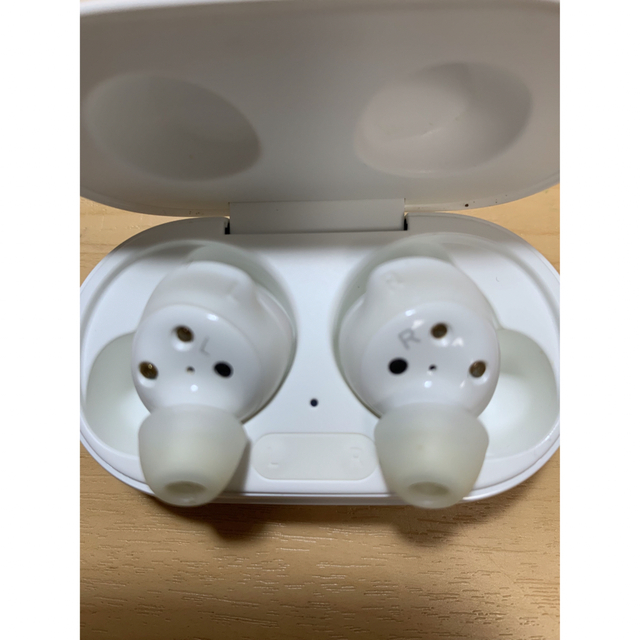 Galaxy(ギャラクシー)のGalaxy Buds＋ SM-R175NZWAXJP  付属品すべてあります スマホ/家電/カメラのオーディオ機器(ヘッドフォン/イヤフォン)の商品写真